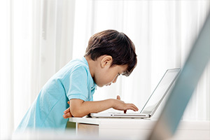 <b>구부정한 자세의 아이</b>